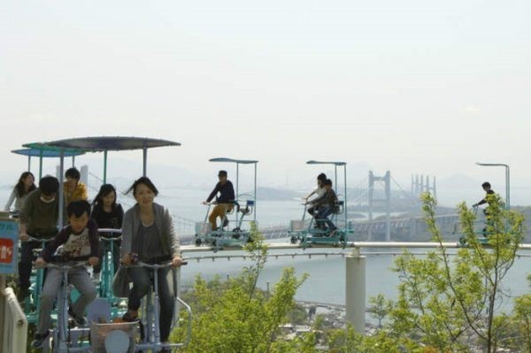 «Osmon velosipedi» (SkyCycle) hayratda qoldiruvchi attraksion, Kurasiki, Yaponiya