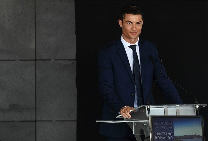 Krishtiano Ronaldo sharafiga byust yaratishdi. U shunchalik daxshatliki, odamlar o'zlarini kulgidan to'xtatolmay qoldi