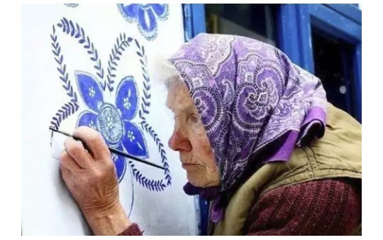 Qiziqarli dunyo: 90 yoshlik onaxon tug'ilib o'sgan qishlog'ini tasviriy galereyaga aylantirmoqda